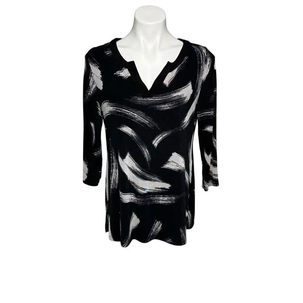 Chico’s travelers black and white print 3/4 sleeve V neck top size 1 (M)
